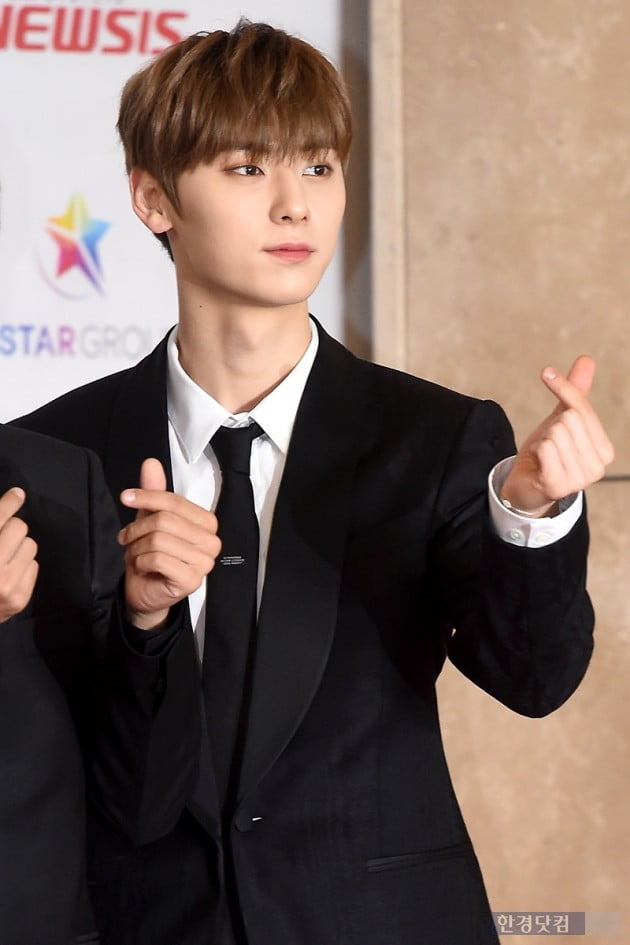 [포토] 워너원 황민현, '워너블 마음 사로잡는 하트~' (2018 AAA)