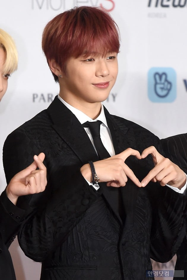 [포토] 워너원 강다니엘, '부드러운 미소지으며 하트~' (2018 AAA)