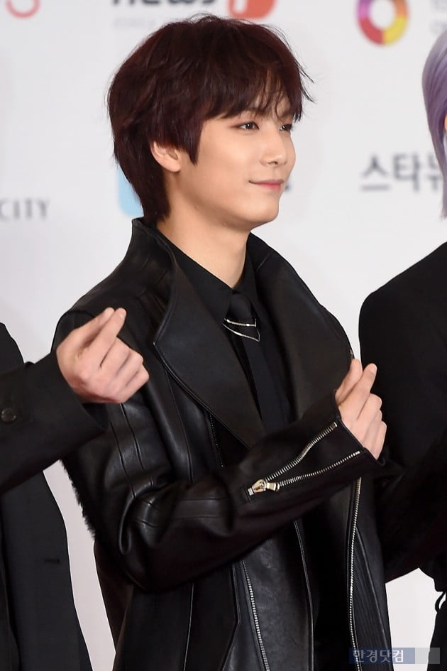 [포토] 뉴이스트W JR, '女心 흔드는 멋진 미소' (2018 AAA)