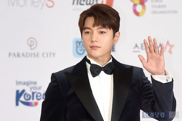 [포토] 김명수, '부드러운 손인사~' (2018 AAA)