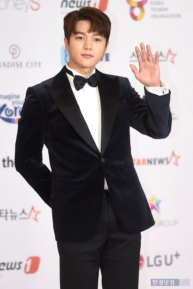 [포토] 김명수, '멋진 손인사~' (2018 AAA)