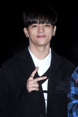 [포토] 스트레이 키즈 우진, '귀엽게 브이~'