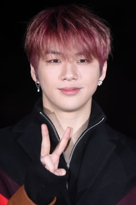 [포토] 워너원 강다니엘, '멋진 미소로 브이~'