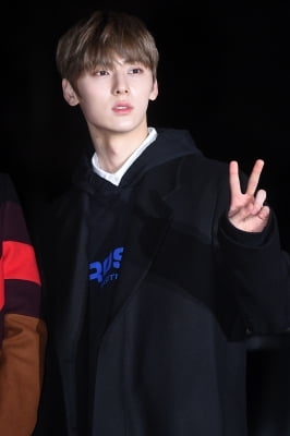  워너원 황민현, '감탄을 부르는 멋짐~'