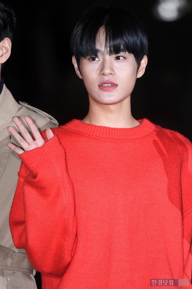 [포토] 워너원 이대휘, '부드러운 손인사~'