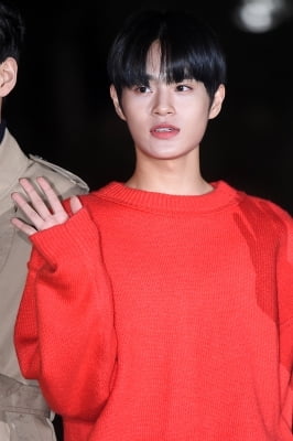 [포토] 워너원 이대휘, '부드러운 손인사~'