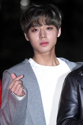 [포토] 워너원 박지훈, '멋지게 하트~'