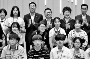 지난 8월 한국거래소 서울사옥에서 열린 ‘2018 KRX DREAM 장학생 장학증서 수여식’에 참석한 정지원 한국거래소 이사장(뒷줄 왼쪽 네 번째)과 상반기 장학생들.  /한국거래소 제공 