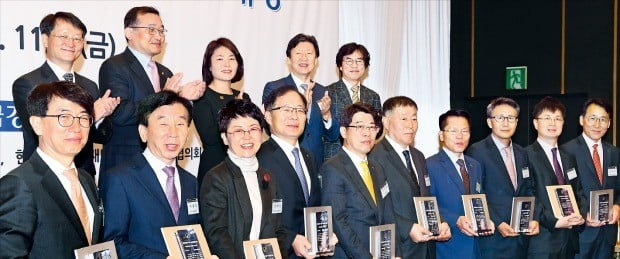 제5회 한국 기금·자산운용대상 수상자들이 2일 한국경제신문사 다산홀에서 열린 시상식 후 기념촬영하고 있다. 뒷줄 왼쪽부터 시계 방향으로 이진석 교육부 고등교육정책실장, 원승연 금융감독원 부원장, 전희경 국회 교육위원회 국회의원(자유한국당), 김기웅 한경 사장, 이준행 서울여대 교수(심사위원장), 김재동 군인공제회 금융부문 부이사장, 이도윤 경찰공제회 금융투자이사, 강성석 교직원공제회 기금운용총괄이사, 한경호 행정공제회 이사장, 오대희 소방공제회 상임이사, 한승철 KB손해보험 자산운용부문장, 김희석 NH농협생명보험 부사장, 전혜정 연세대 대외협력처장, 이용세 대구대 교학부총장, 이용걸 세명대 총장.  /강은구  기자 egkang@hankyung.com