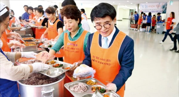 이혁영 씨월드고속훼리 대표(오른쪽)가 목포복지재단의 배식봉사 활동에 참여하고 있다.  /씨월드고속훼리 제공 