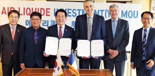김영록 전남지사(왼쪽 세 번째)가 지난 10월 프랑스 파리를 방문해 에어리퀴드사 관계자와 여수국가산단에 1260억원을 투자하는 협약을 체결하고 있다.  /전라남도 제공