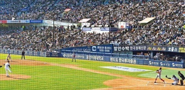 한국시리즈 1차전 잠실 '구름관중'…SK, 두산에 7 대 3 역전승