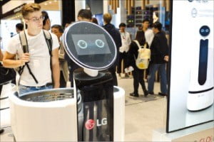 지난 9월 독일 베를린에서 열린 IFA 2018에서 관람객들이 ‘LG 클로이 카트봇’을 살펴보고 있다. /LG전자 제공 