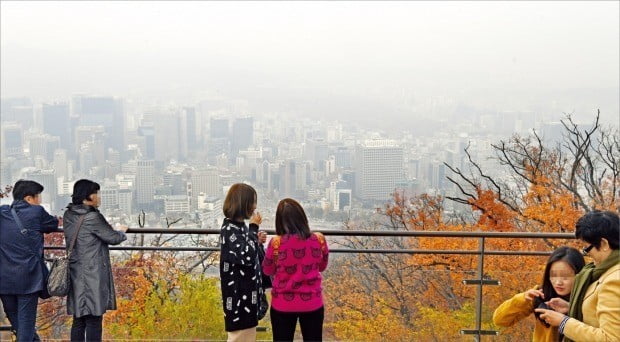 6일 전국적으로 미세먼지 농도가 ‘나쁨’을 기록한 가운데 서울을 비롯한 일부 지역에선 초미세먼지 주의보가 발령됐다. 이날 오후 남산에서 바라본 서울 시내가 미세먼지로 뿌옇다. /허문찬  기자 sweat@hankyung.com