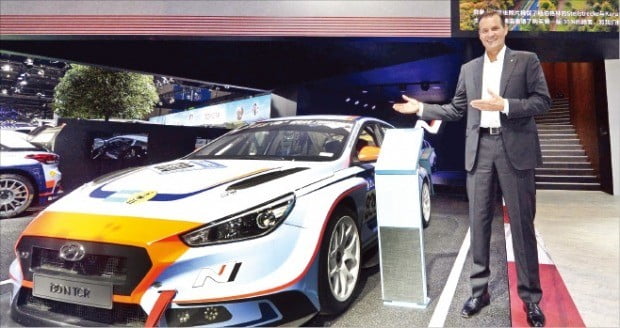 토마스 쉬미에라 현대자동차 상품전략본부장(부사장)이 6일 중국 상하이에서 열린 ‘제1회 중국 국제 수입박람회’에서 고성능 브랜드인 ‘N’을 소개하고 있다. /현대자동차 제공 