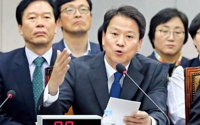 野 "대통령 다음 최고 권력자냐" 십자포화…'임종석 청문회' 된 靑 국감