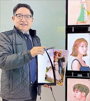 창문에 덕지덕지 붙이는 광고는 가라…"이젠 LED 디스플레이에 인쇄물 넣어 홍보"