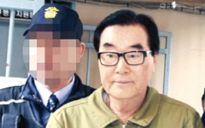 '혼밥' 중에 잡힌 '뇌물수수 교육감'의 8년 도피