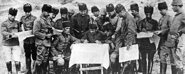 1919년 서부 아나톨리아를 침략한 그리스군에 맞선 터키의 무스타파 케말과 참모부가 야전에서 전략을 논의하고 있다. /김영사 제공