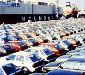 1986년 현대자동차가 미국에 수출할 ‘포니엑셀’과 ‘프레스토’ 모델을 선적하고 있다. /국가기록원 제공