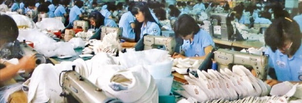 부산 신발산업은 일본 생산설비 도입과 값싼 인력 덕분에 1970~1980년대 전성기를 누렸다.  