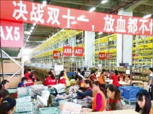 지난 11일 중국 상하이 상양루에 있는 이랜드 e커머스 물류창고에서 직원들이 상품을 포장하고 있다.  /이랜드  제공 