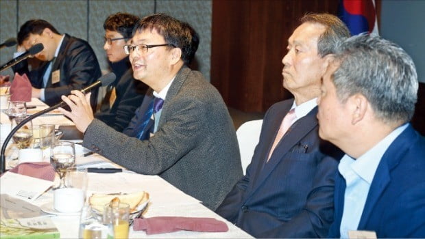 조철 산업연구원 선임연구위원(왼쪽 세 번째)이 15일 열린 제35회 산업경쟁력포럼 세미나에서 패널들의 질문에 답하고 있다.  /허문찬 기자 sweat@hankyung.com 