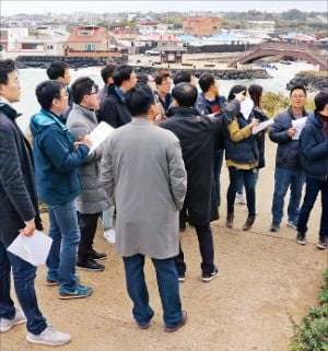 제주에서 현장을 둘러보고 교육 중인 신한은행 부동산 전문인력들. 