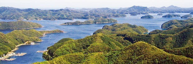 에보시다케 전망대에서 바라본 대마도 아소만. 몇 겹의 산과 바다 위에 크고 작은 섬들이 있어 ‘대마도의 하롱베이’라 불린다. 
 