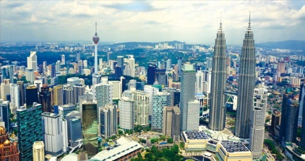 고층 빌딩이 즐비한 말레이시아 수도 쿠알라룸푸르 전경. 도시의 상징이자 말레이시아 최고층 빌딩인 페트로나스 트윈 타워(오른쪽) 중 한 동은 삼성물산의 ‘작품’이다. /GBP인터내셔널
