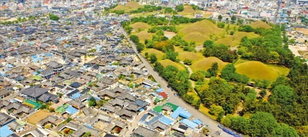 경북 경주시는 산업단지 조성과 기업 유치, 신라왕경유적 복원 등으로 인구 30만 명의 역사문화·산업관광 도시로 변모하고 있다.  /경주시 제공 