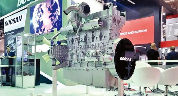 두산인프라코어가 지난 3월 아랍에미리트(UAE) 두바이에서 열린 ‘2018 중동 전력 전시회’에서 DX12 엔진의 전자식 모델을 공개하고 있다. 두산 제공 