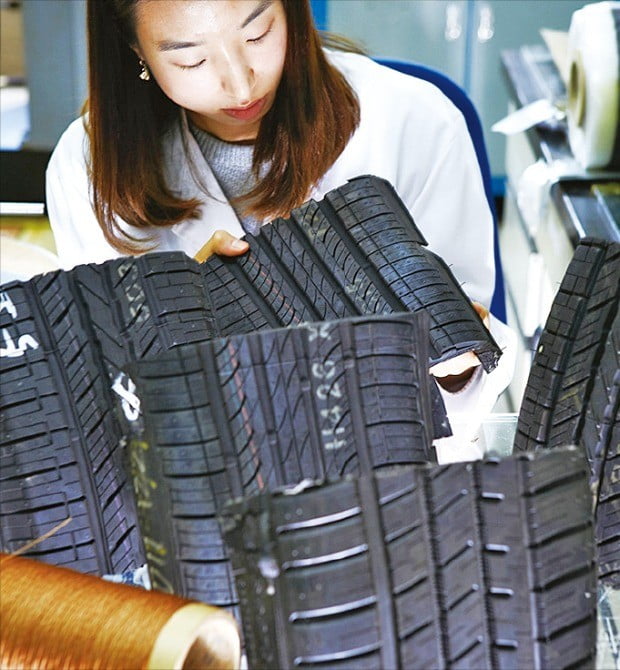 효성 직원이 제작된 타이어코드 제품을 확인하고 있다. 효성 제공 