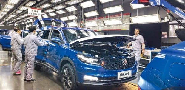 중국 충칭시의 둥펑소콘 글로리 공장 직원들이 중형 스포츠유틸리티차량(SUV) ix5의 외관을 점검하고 있다.  /박종관 기자 