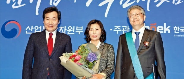 구자겸 엔브이에이치코리아 회장(오른쪽)이 19일 서울 소공동 롯데호텔에서 열린 ‘제4회 중견기업인의 날’ 행사에서 금탑산업훈장을 받았다. 왼쪽부터 이낙연 국무총리, 구 회장의 부인 유수경 씨, 구 회장.  /허문찬  기자 sweat@hankyung.com