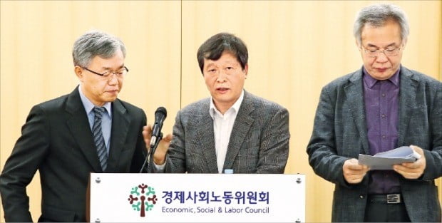 경제사회노동위원회 산하 노사관계제도·관행개선위원회의 박수근 위원장(가운데·한양대 법학전문대학원 교수)이 20일 서울 종로구 경사노위 대회의실에서 해고자와 실업자의 노동조합 가입과 활동을 허용해야 한다는 내용을 담은 공익위원 권고안을 발표하고 있다.  /연합뉴스 