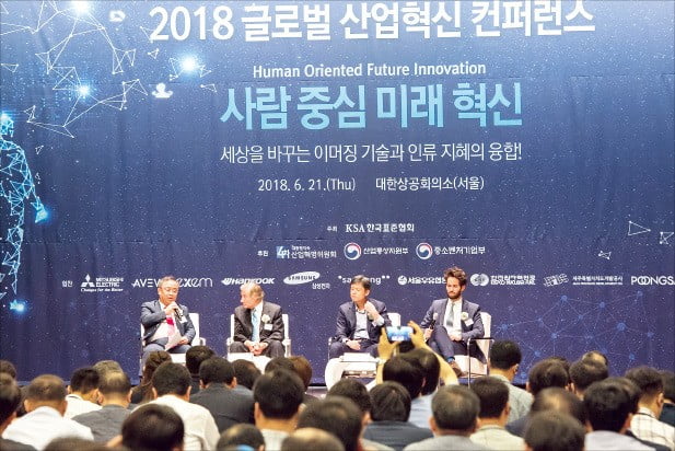 이상진 한국표준협회 회장(왼쪽 첫 번째)이 지난 6월 대한상공회의소에서 열린 ‘2018 글로벌 산업혁신 컨퍼런스’에서 제롬 글렌 유엔미래포럼 회장(두 번째) 등과 함께 ‘사람 중심의 미래 혁신을 위한 한국의 중점 과제’를 주제로 좌담회를 하고 있다.  /표준협회 제공 