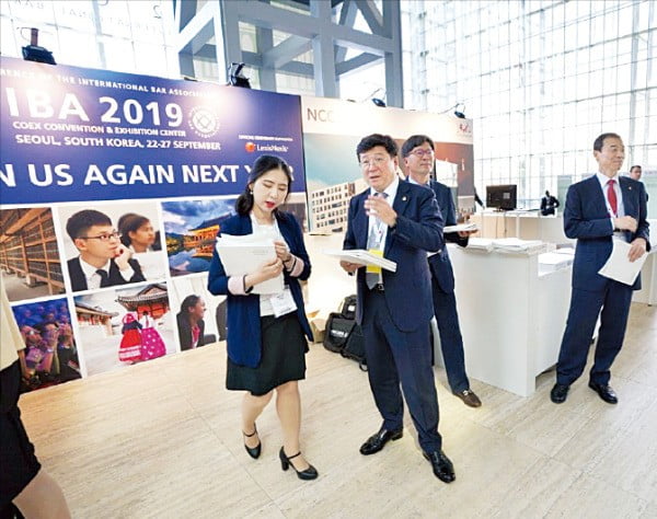 서울지방변호사회 회원들은 지난달 이탈리아 로마에서 열린 ‘2018 세계변호사협회 연차총회’에 참석해 국제 법률서비스의 트렌드와 이슈를 점검했다. 왼쪽부터 청년변호사 타이틀로 참석한 류정화 변호사, 이찬희 회장, 염용표 부회장, 유철형 부회장.  /서울지방변호사회  제공