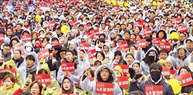 전국민주노동조합총연맹(민주노총)은 21일 하루 동안 총파업을 벌였다. 민주노총 노조원들이 이날 오전 국회 앞에서 집회를 열고 탄력근로제 기간 확대 반대 등의 구호를 외치고 있다.  /강은구  기자 egkang@hankyung.com 