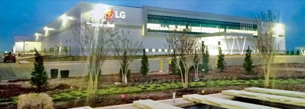 미국 테네시주(州) 클라크스빌의 LG전자 세탁기 공장이 저녁에도 대낮처럼 불을 밝힌 채 시범가동을 준비하고 있다. 이달 초 건물이 완공된 이 공장은 LG전자가 미국에 지은 첫 생활가전 생산시설이다.     /김현석 특파원 