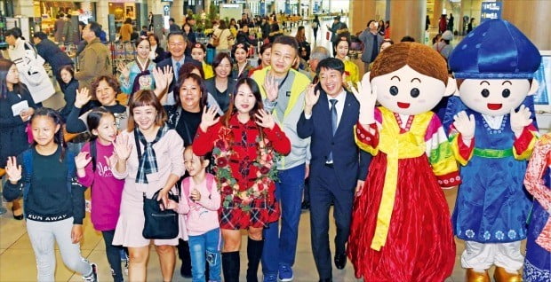 “환영합니다”…100만 번째 대만인 관광객 부부