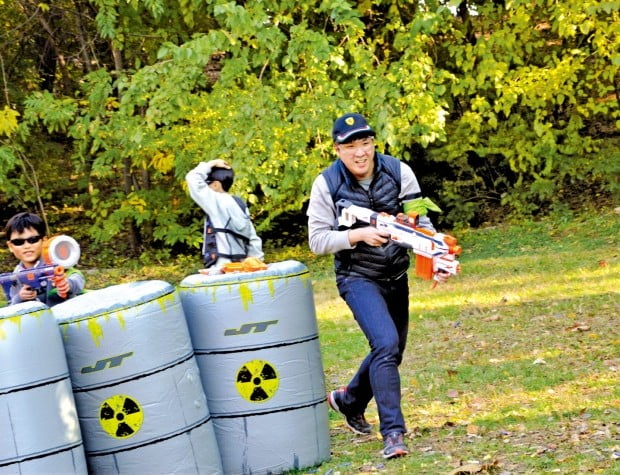 스펀지 총알 비웃던 어른들도 스릴감…"軍시절 본능 살아나는데!"