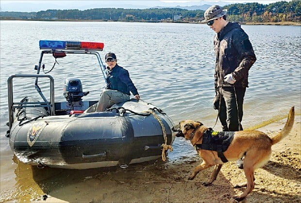 경찰특공대원과 경찰견이 물속에 빠진 시신을 찾아내기 위한 훈련을 하고 있다.  /경찰청 제공 