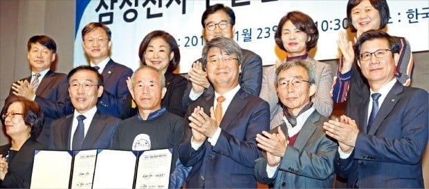 김기남 삼성전자 사장(앞줄 왼쪽 두 번째부터), 황상기 반올림 대표, 김지형 전 대법관과 강병원 더불어민주당 의원(뒷줄 왼쪽 두 번째부터), 심상정 정의당 의원, 우원식 민주당 의원, 한정애 민주당 의원, 이정미 정의당 대표가 23일 서울 프레스센터에서 ‘삼성전자·반올림 중재판정 이행합의 협약식’이 끝난 뒤 기념촬영하고 있다.  /허문찬  기자  sweat@hankyung.com 