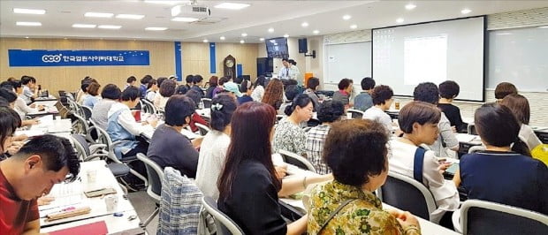 한국열린사이버대 통합예술치료학과의 음악치료 수업 장면. 통합예술치료학과에서는 이 밖에 독서치료, 미술치료, 드라마치료, 영화·사진치료 등 다섯 가지 분야를 융합해 심리치료 방법을 가르친다.  한국열린사이버대 제공 