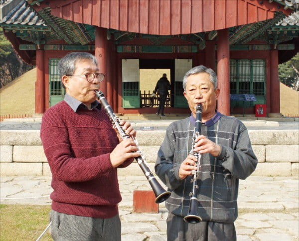 경기시니어앙상블의 최중길 회장(오른쪽)과 이수문 전 회장이 서울 선릉에서 클라리넷 연주 자세를 보여주고 있다.
 