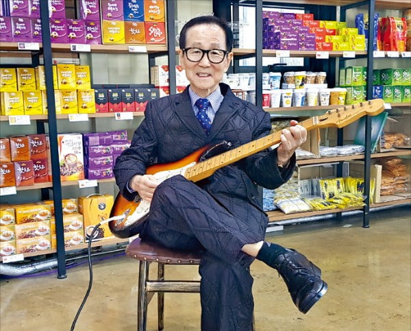 임준서 씨즈커피코리아 사장이 경기 용인 본사 전시장에서 기타를 연주하고 있다.  /김낙훈 기자 
