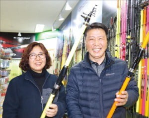 전경옥(왼쪽)·최범 유정피싱 공동대표.  /강준완  기자 