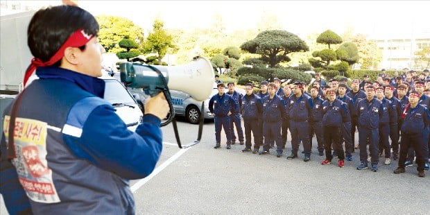 < 법인분리 반대 시위 > 한국GM 노조원들이 지난달 19일 인천 부평 본사 앞에서 사측의 연구개발(R&D) 법인 분리를 반대하는 집회를 하고 있다.  /연합뉴스 