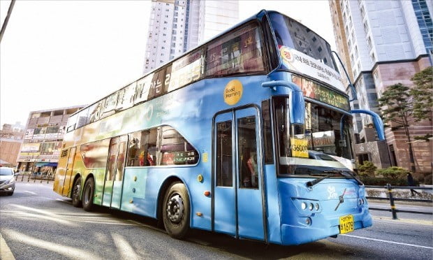 < 전국 최초로 도입한 2층버스 46대 운행 > 경기 김포시가 서울로 출퇴근하는 시민을 위해 2015년 전국 최초로 도입한 2층버스. 총 46대의 버스가 김포신도시를 출발해 서울시청, 강남역, 당산역까지 왕복 운행한다. /김포시 제공 
